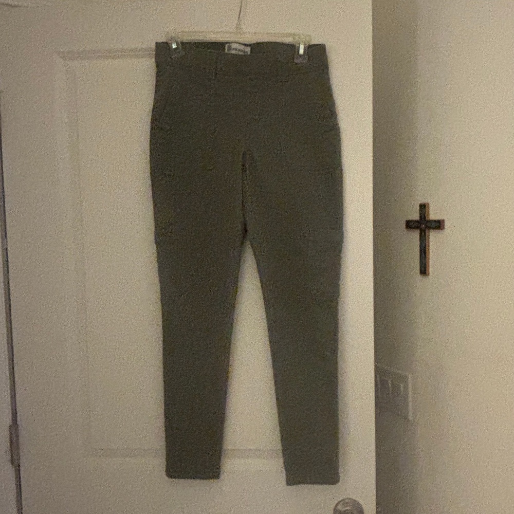 ARMY GREEN STRETCH PANTS (NO BOUNDARES ) SIZE 4-6